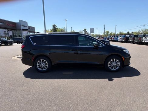 Certified 2026 Chrysler Pacifica Limited AWD/4WD image 2