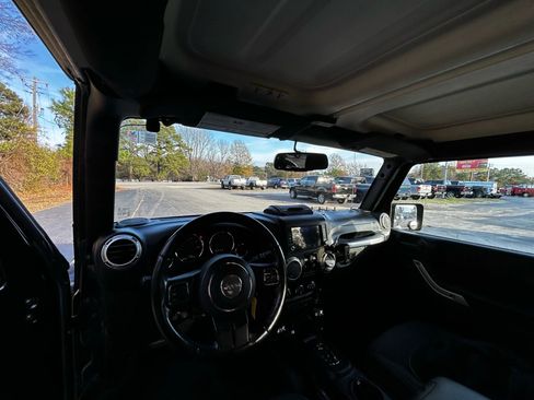 Used 2018 Jeep Wrangler Unlimited Sahara image 25