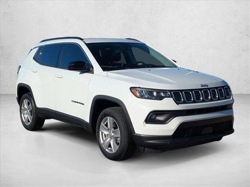 Used 2022 Jeep Compass Latitude image 3