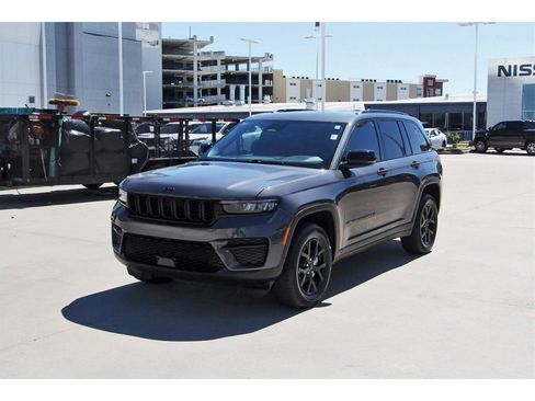 Used 2025 Jeep Grand Cherokee Altitude image 2