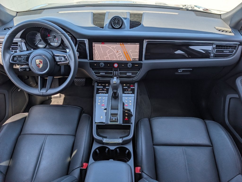 Certified 2025 Porsche Macan AWD/4WD image 6