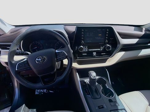 Used 2021 Toyota Highlander XLE FWD image 10