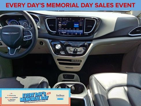 Used 2023 Chrysler Pacifica Touring-L FWD image 15