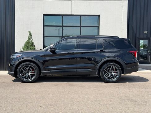 Used 2025 Ford Explorer ST AWD/4WD image 2