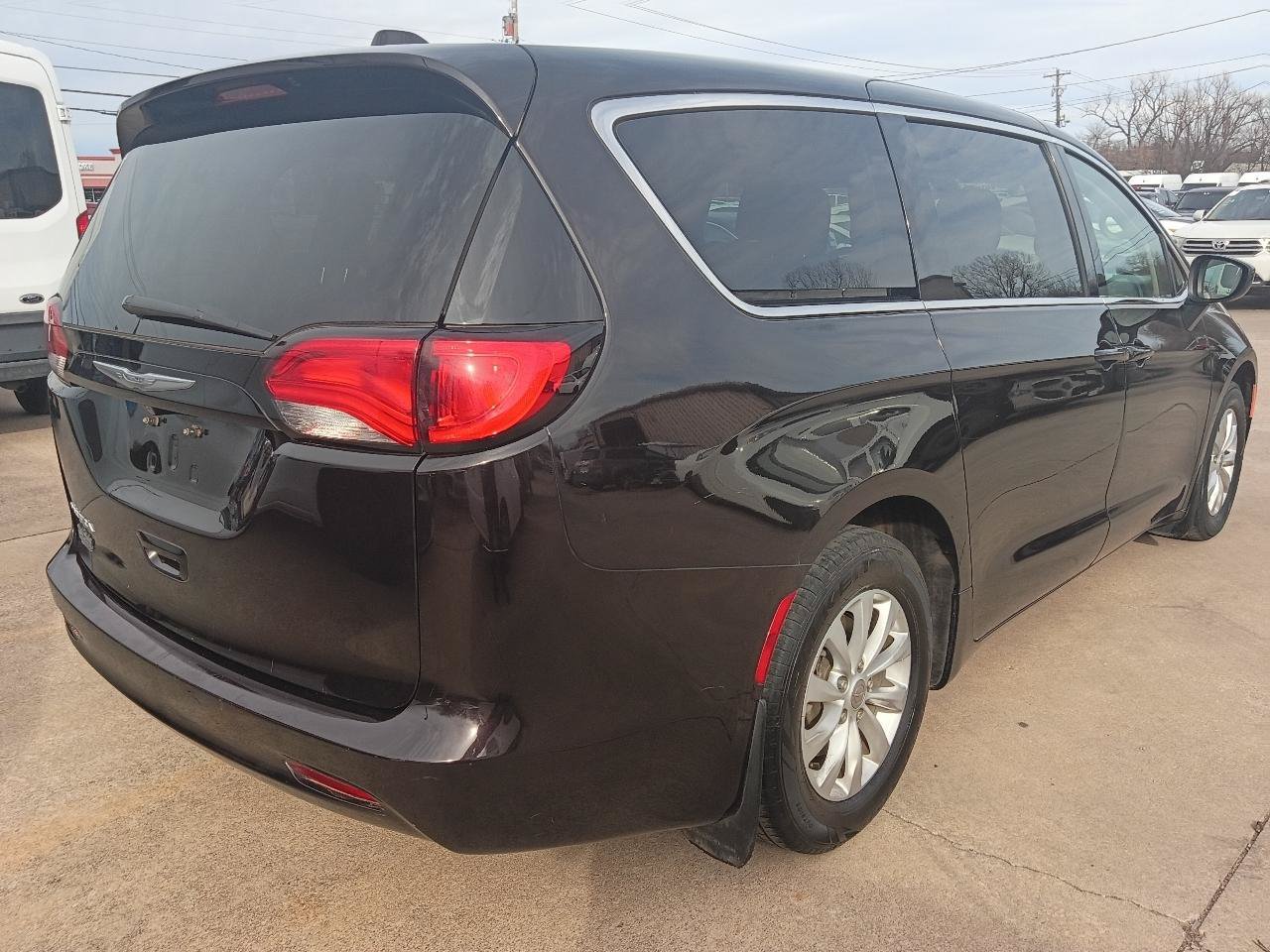 Used 2017 Chrysler Pacifica Touring w/ Tire & Wheel Group FWD image 5
