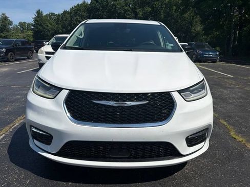 Used 2024 Chrysler Pacifica Touring-L FWD image 8