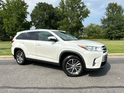 Used 2019 Toyota Highlander XLE AWD/4WD image 2