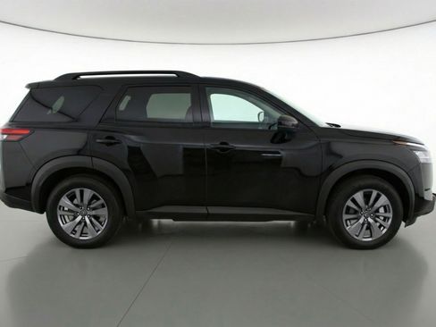Used 2025 Nissan Pathfinder SV image 11