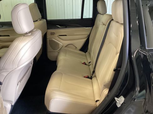 Used 2024 Jeep Grand Cherokee Limited w/ Luxury Tech Group II AWD/4WD image 39