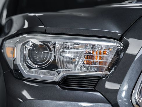 Used 2019 Toyota Tacoma TRD Sport image 7