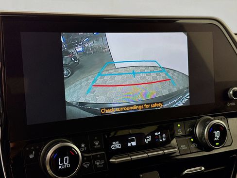 Used 2023 Toyota Highlander XLE AWD/4WD image 13