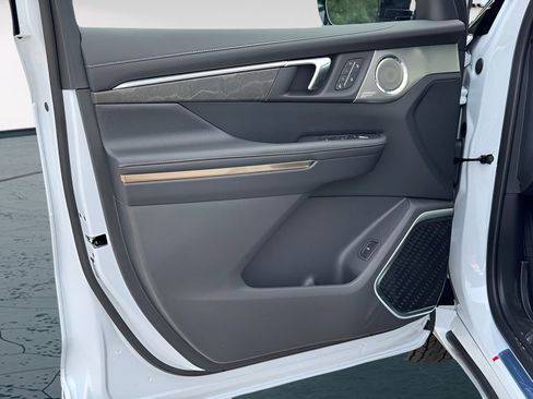 New 2026 Buick Enclave Avenir w/ Super Cruise Package FWD image 13