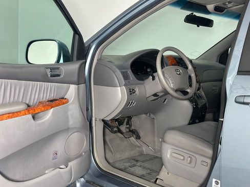 Used 2010 Toyota Sienna XLE image 14