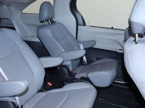 Used 2022 Toyota Sienna XLE AWD/4WD image 24