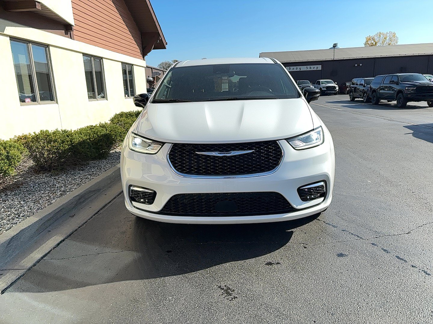 New 2026 Chrysler Pacifica Select AWD/4WD image 2