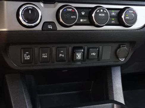Certified 2022 Toyota Tacoma SR5 AWD/4WD image 32
