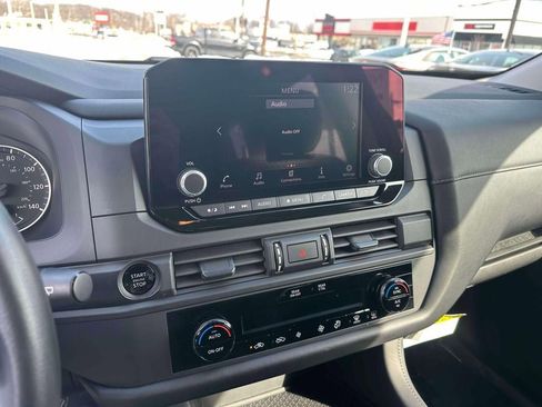 Used 2025 Nissan Pathfinder S image 28