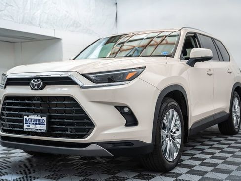 Used 2024 Toyota Grand Highlander AWD image 3