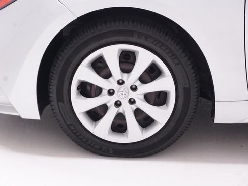 Used 2021 Toyota Corolla LE image 9