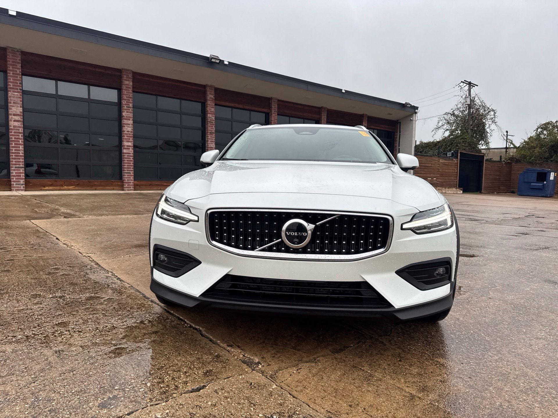 Used 2025 Volvo V60 B5 Cross Country Plus AWD/4WD image 2