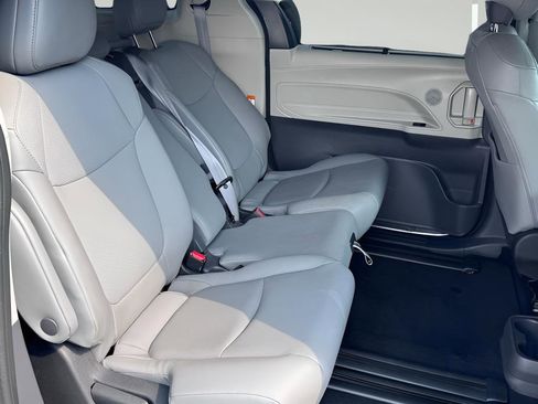 Used 2022 Toyota Sienna XLE w/ XLE Plus Package image 32