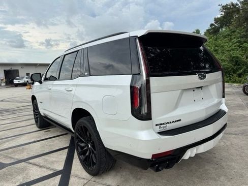 Certified 2023 Cadillac Escalade V w/ LPO, ONYX Package AWD/4WD image 8