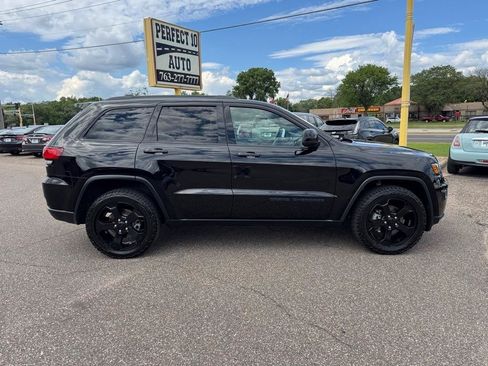 Used 2019 Jeep Grand Cherokee Laredo AWD/4WD image 3