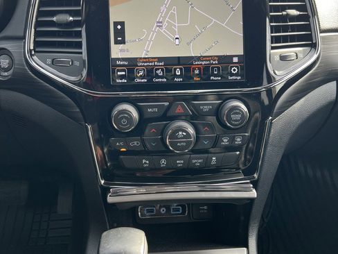 Used 2020 Jeep Grand Cherokee Altitude image 27