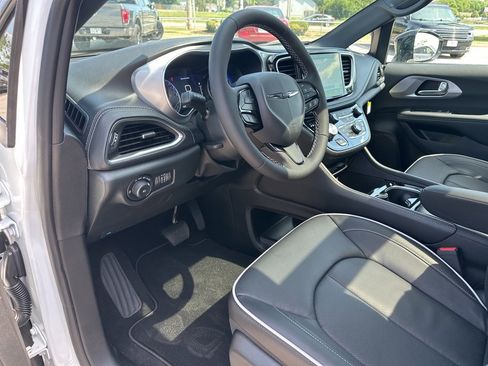 New 2025 Chrysler Pacifica Limited w/ Uconnect Theater Family Group image 59