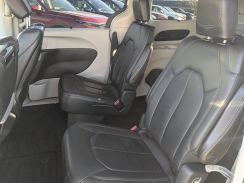 Used 2018 Chrysler Pacifica Touring-L Plus image 32