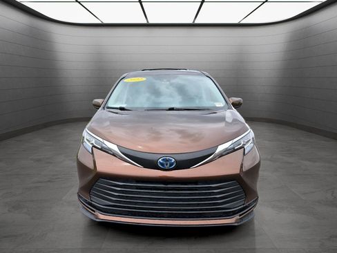 Used 2022 Toyota Sienna LE image 2