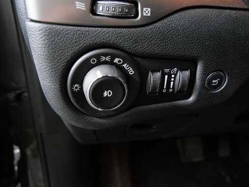 Used 2019 Jeep Cherokee Limited w/ Luxury Group AWD/4WD image 9