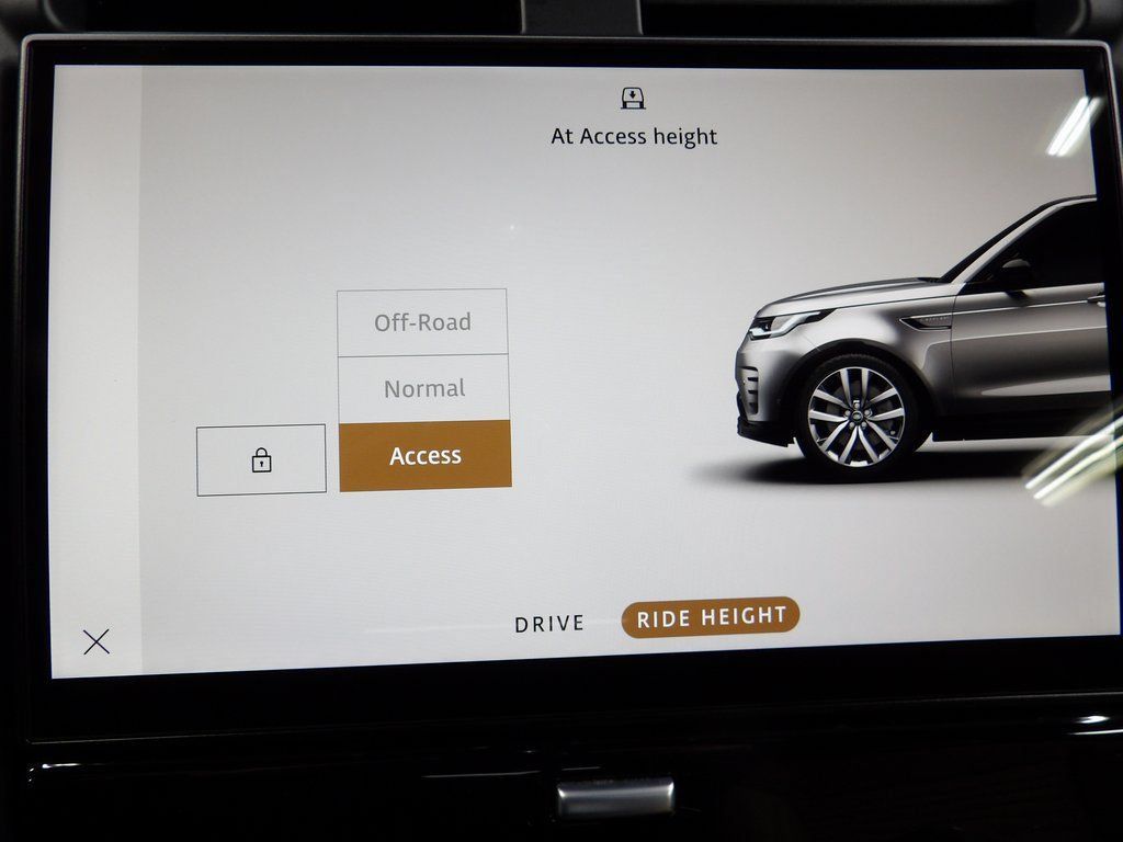 Used 2024 Land Rover Discovery Dynamic SE AWD/4WD image 20
