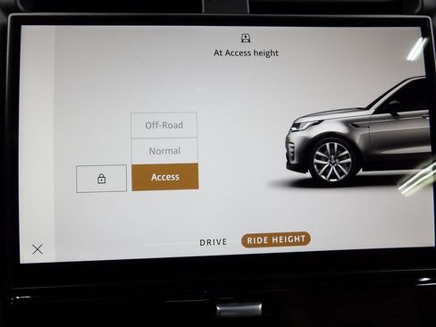Used 2024 Land Rover Discovery Dynamic SE AWD/4WD image 20