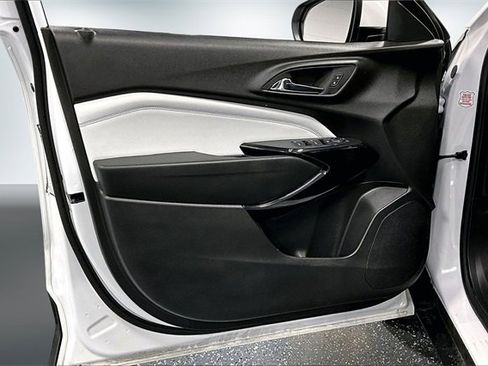 Used 2025 Chevrolet Trax LT w/ LT Convenience Package image 19