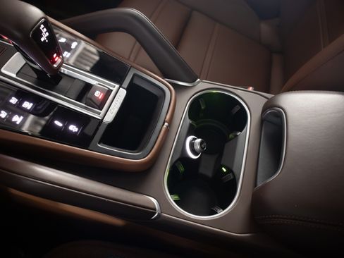 Certified 2023 Porsche Cayenne Turbo AWD/4WD image 17