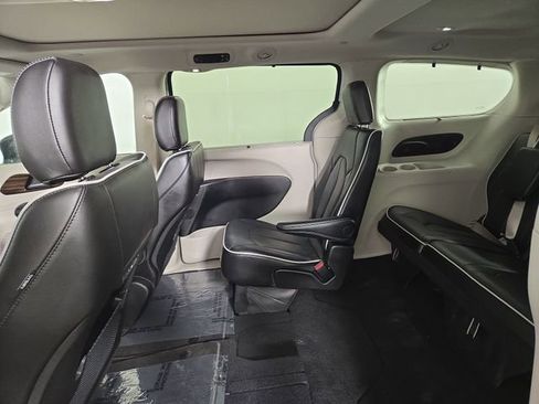 Used 2024 Chrysler Pacifica Limited AWD/4WD image 15