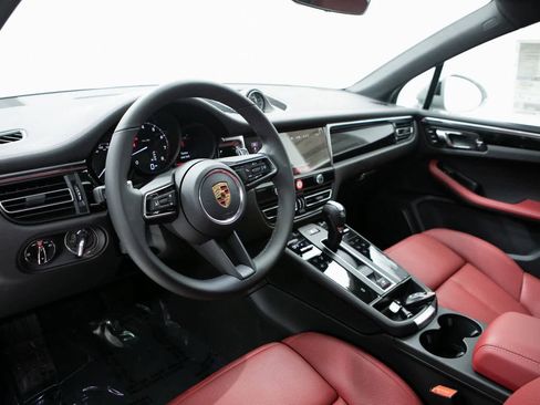 Certified 2025 Porsche Macan image 4