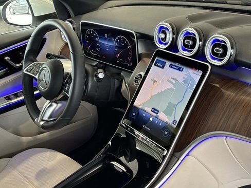 Used 2025 Mercedes-Benz GLC 300 4MATIC image 29