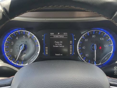 Used 2018 Chrysler Pacifica Touring-L FWD image 32
