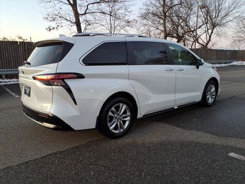Used 2022 Toyota Sienna Limited image 5