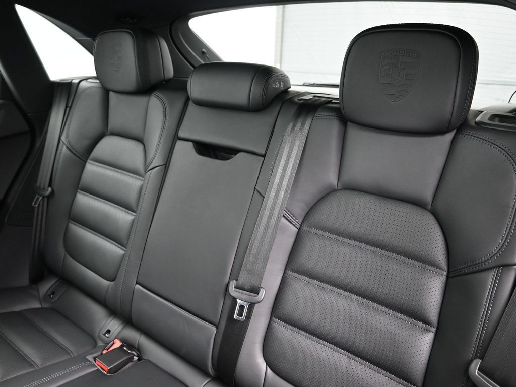 Certified 2026 Porsche Macan AWD/4WD image 6