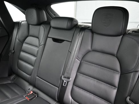 Certified 2026 Porsche Macan AWD/4WD image 6