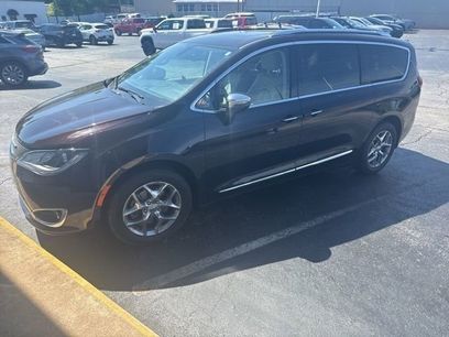 Used 2017 Chrysler Pacifica Limited w/ UConnect Theater Package