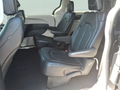 Used 2024 Chrysler Pacifica Touring-L FWD image 18