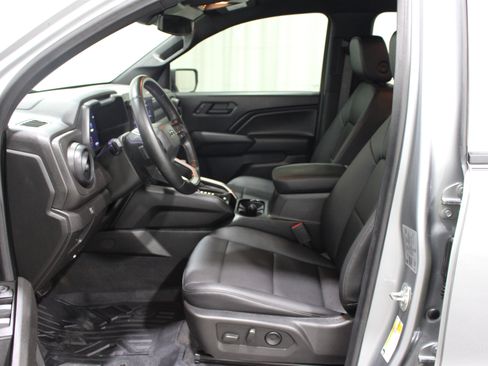 Used 2025 Chevrolet Colorado Trail Boss AWD/4WD image 3