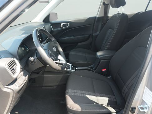 Used 2025 Hyundai Venue SEL FWD image 18