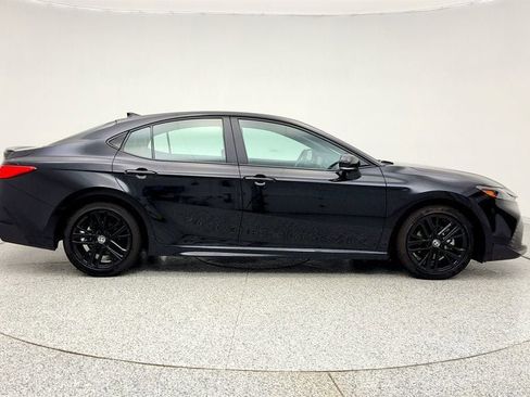 Used 2025 Toyota Camry SE image 4