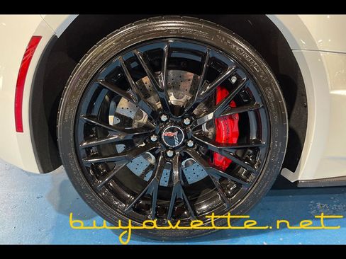 Used 2015 Chevrolet Corvette Z06 w/ 3LZ Preferred Equipment Group RWD image 15