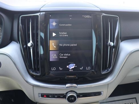Used 2018 Volvo XC60 T6 Momentum w/ Convenience Package image 28